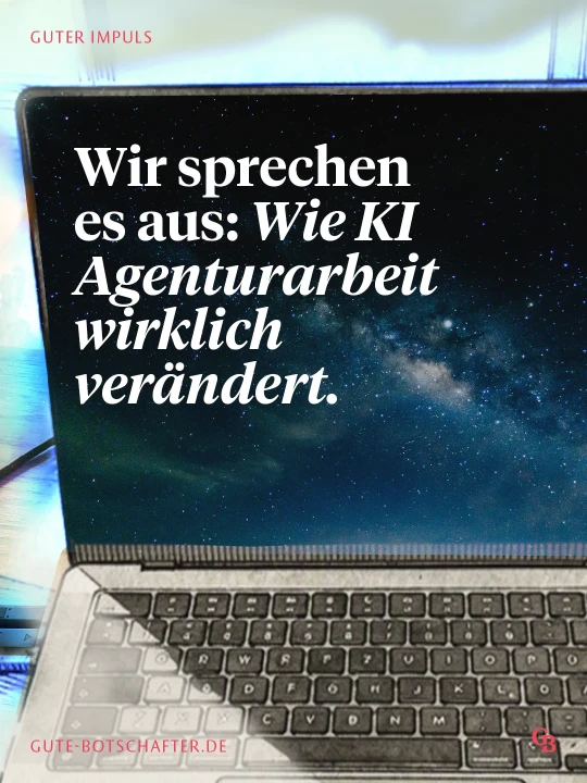 Text in Gro&szlig;buchstaben oben links: "GUTER IMPULS". Hintergrundbild eines leuchtenden Nachthimmels mit Sternen und einer blauen Farbmischung. Im Vordergrund ein aufgeklappter Laptop mit schwarzer Tastatur. Auf dem Laptop-Bildschirm steht in wei&szlig;er Schrift: "Wir sprechen es aus: Wie KI Agenturarbeit wirklich ver&auml;ndert." Unten links kleine rote Schrift: "GUTE-BOTSCHAFTER.DE". Unten rechts Logo: "GB" in Rot.