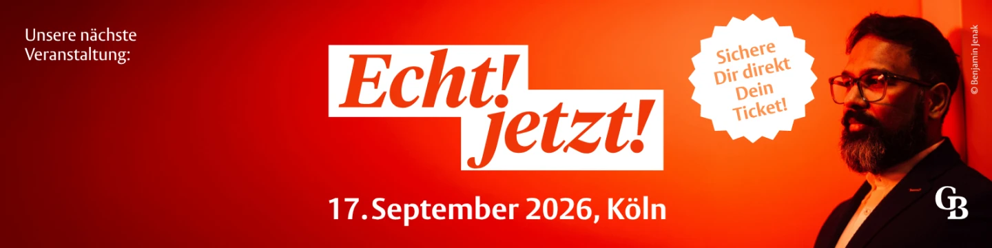 Roter Hintergrund mit wei&szlig;em Text links: "Unsere n&auml;chste Veranstaltung: Echt! Jetzt!" In der Mitte: "17. September 2026, K&ouml;ln." Rechts ein rundes wei&szlig;es Siegel mit orangenem Text: "Sichere Dir direkt Dein Ticket!" Rechts unten steht ein Mann mit Bart und Brille. In der Ecke unten rechts das Logo "CB".