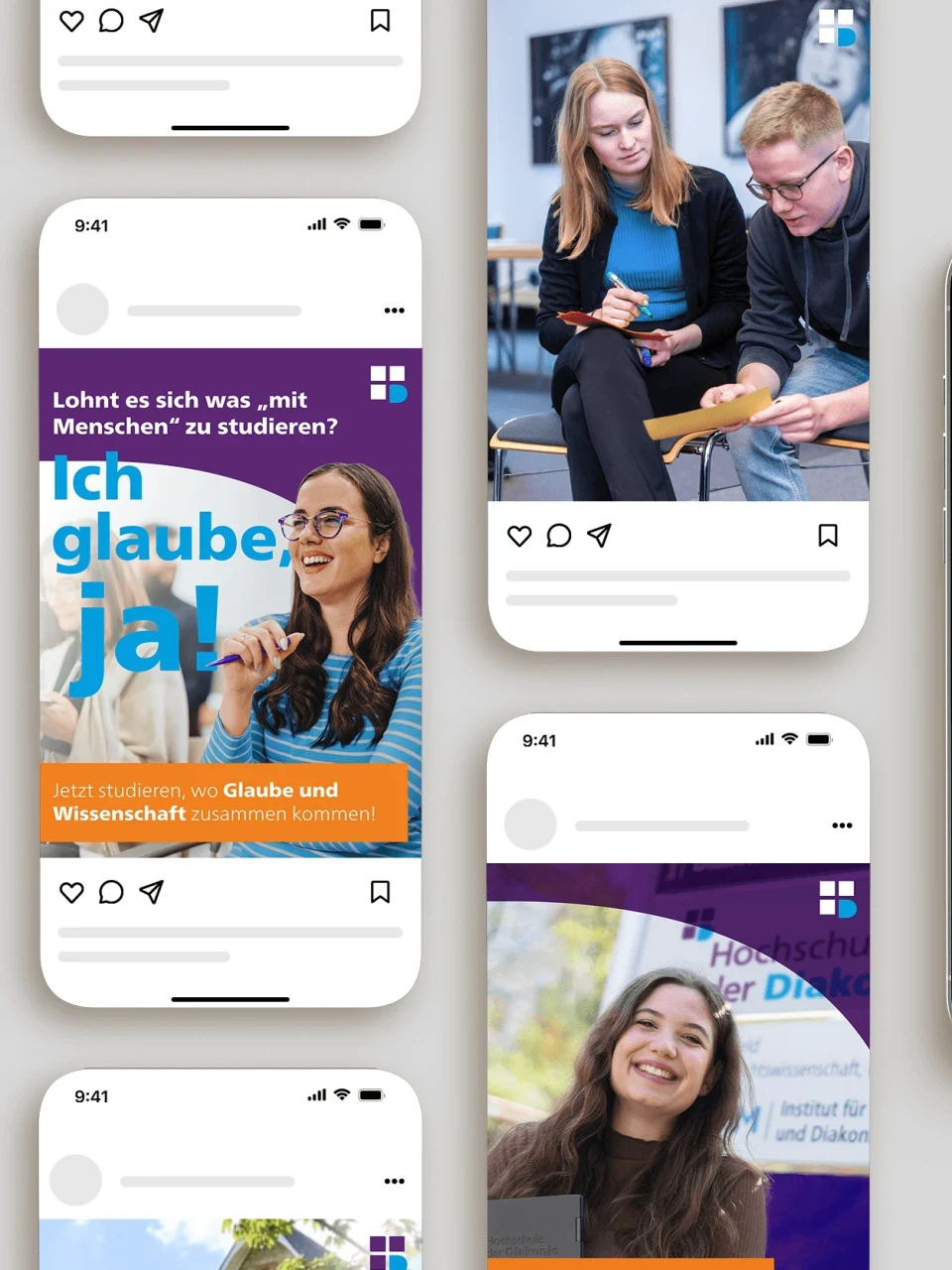Ein Arrangement von neun Smartphone-Bildschirmen auf grauem Hintergrund. Jeder Bildschirm zeigt verschiedene Social-Media-Beitr&auml;ge. Inhalte umfassen Texte ("Ich glaube, ja!", "3. Juli 2026 Internationaler Plastikt&uuml;tenfreier Tag") sowie Bilder, darunter ein Planet mit Plastikt&uuml;te, Personen beim Lernen, eine fr&ouml;hliche Frau, ein Hochschulgeb&auml;ude, und weitere Motive. Hauptfarben: Blau, Lila, Orange, und Wei&szlig;.